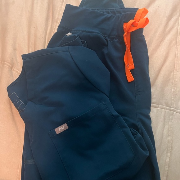 Deep Reef Figs: Catarina size S top & Zamora High Waisted 2.0 size L bottoms - Picture 4 of 6